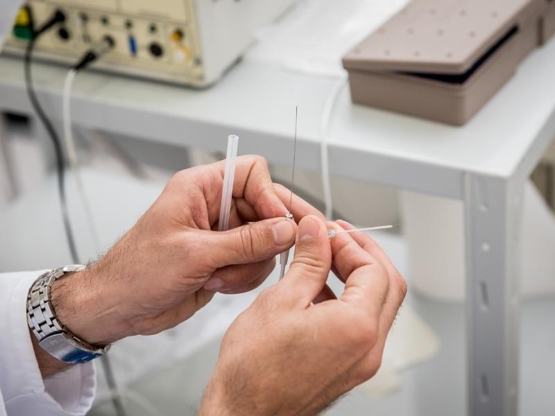 Ablação percutânea de tumor hepático